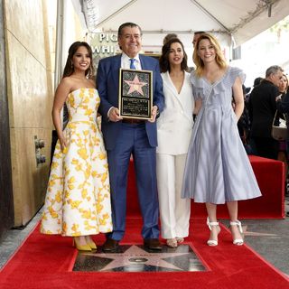 Elizabeth Banks feet photo thumbnail