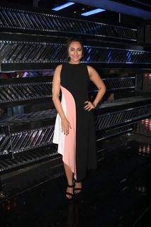 Sonakshi Sinha feet photo thumbnail