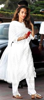 Malaika Arora feet photo thumbnail