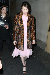Emma Roberts feet photo thumbnail