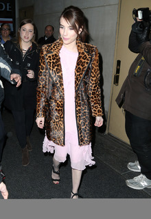 Emma Roberts feet photo thumbnail