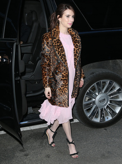 Emma Roberts feet photo thumbnail