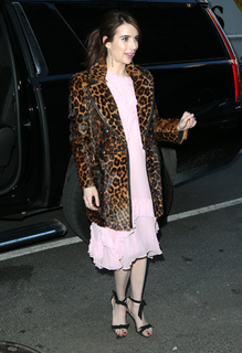 Emma Roberts feet photo thumbnail