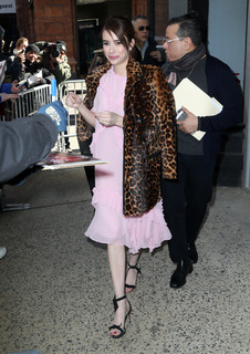 Emma Roberts feet photo thumbnail