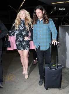 Kesha feet photo thumbnail