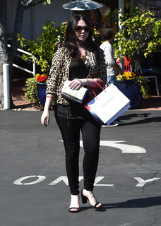 Michelle Trachtenberg feet photo thumbnail