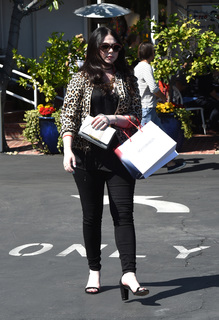 Michelle Trachtenberg feet photo thumbnail