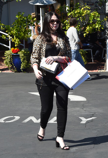Michelle Trachtenberg feet photo thumbnail