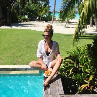 Daisy Fuentes feet photo thumbnail