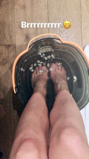 Julianne Hough feet photo thumbnail