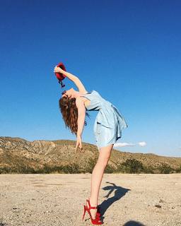 Kathryn Newton feet photo thumbnail