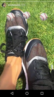 Brooke Burke feet photo thumbnail