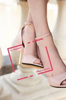 Amanda Seyfried feet photo thumbnail