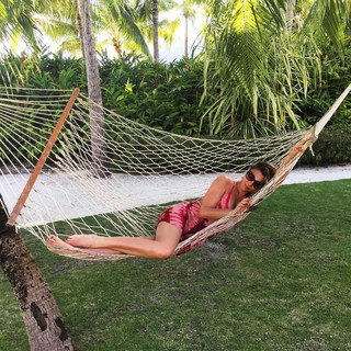 Daisy Fuentes feet photo thumbnail