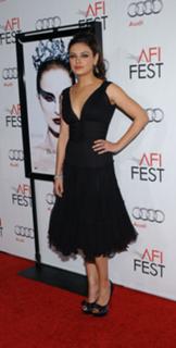 Mila Kunis feet photo thumbnail