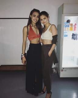 Selena Gomez feet photo thumbnail