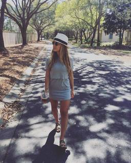 Jessie James Decker feet photo thumbnail