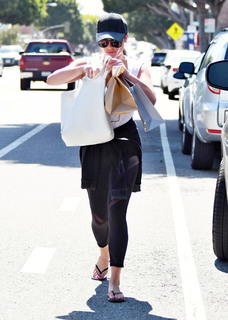 Lea Michele feet photo thumbnail