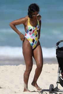 Kelly Rowland feet photo thumbnail