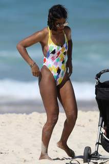 Kelly Rowland feet photo thumbnail