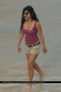 Vanessa Hudgens feet photo thumbnail