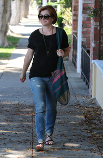 Alyson Hannigan feet photo thumbnail