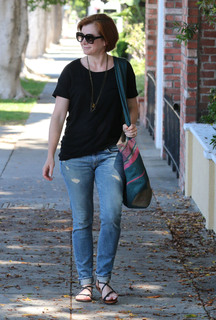 Alyson Hannigan feet photo thumbnail