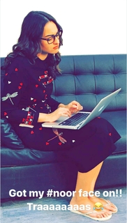 Sonakshi Sinha feet photo thumbnail