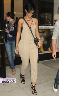 Rihanna feet photo thumbnail