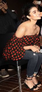 Alia Bhatt feet photo thumbnail