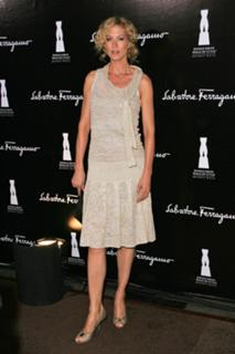 Jenna Elfman feet photo thumbnail