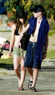 Avril Lavigne feet photo thumbnail