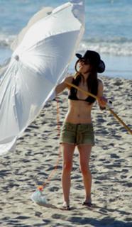 Avril Lavigne feet photo thumbnail