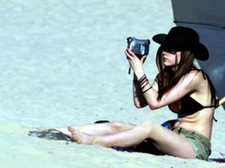 Avril Lavigne feet photo thumbnail