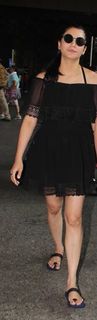 Shruti Haasan feet photo thumbnail