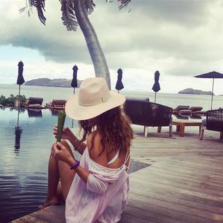 Brooke Burke feet photo thumbnail