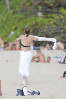 Uma Thurman feet photo thumbnail