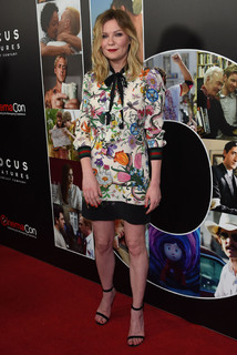Kirsten Dunst feet photo thumbnail