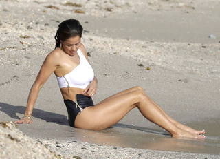 Brooke Burke feet photo thumbnail