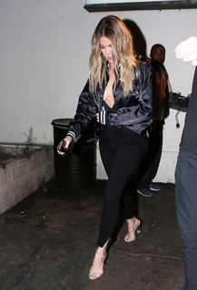 Khloé Kardashian feet photo thumbnail