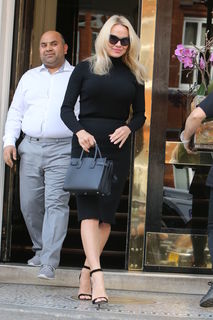Pamela Anderson feet photo thumbnail