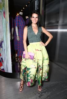Angie Harmon feet photo thumbnail