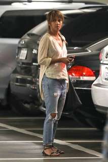 Halle Berry feet photo thumbnail