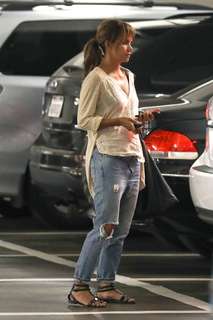 Halle Berry feet photo thumbnail