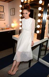 Katie Holmes feet photo thumbnail