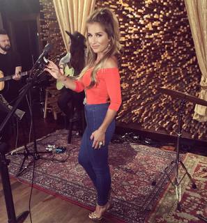 Jessie James Decker feet photo thumbnail