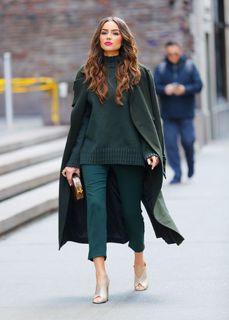 Olivia Culpo feet photo thumbnail