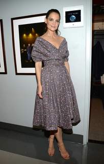 Katie Holmes feet photo thumbnail