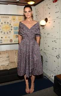Katie Holmes feet photo thumbnail