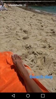 Brooke Burke feet photo thumbnail